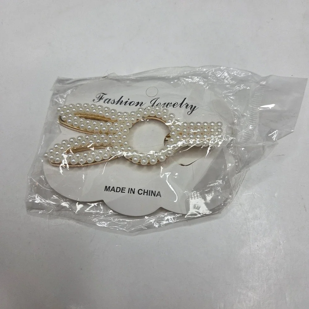 Fashion Jewelry Bunny Hair Clip Faux Pearl Rabbit Gold Tone Alligator Clip White